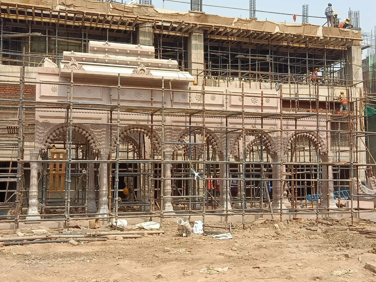 Construction of PM's dream project Kashi Vishwanath Dham intensified