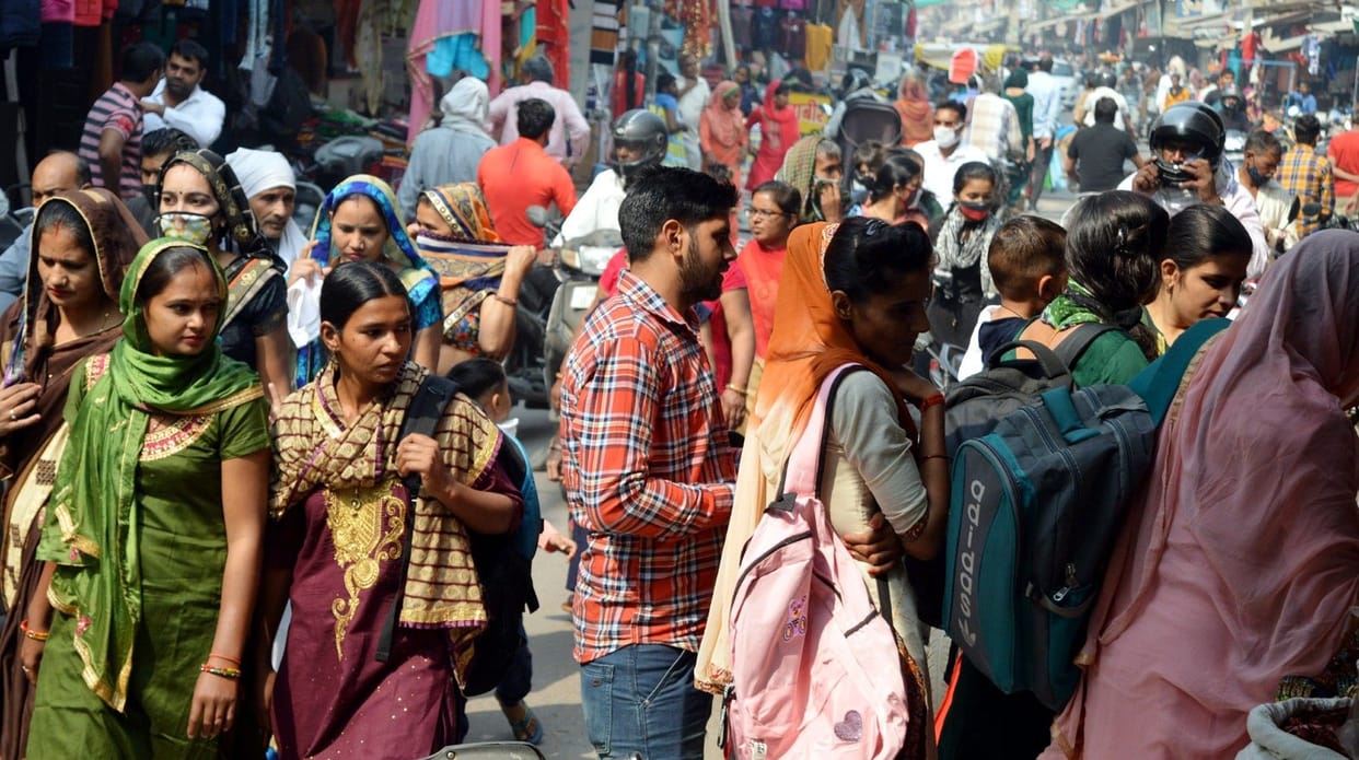 people gathring in market, corona positive casese found, people not wear mask