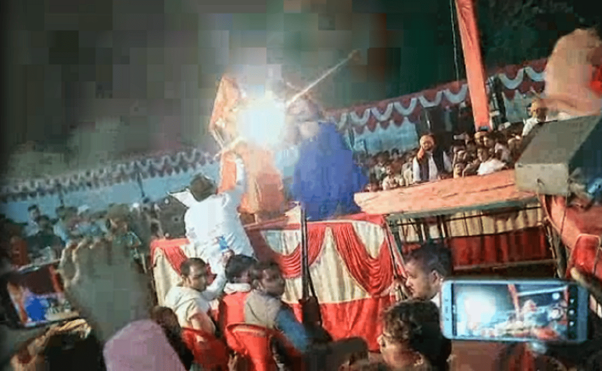 Bhojpuri singer injured in firing gun shot at birthday party program of bjp leader son in ballia up