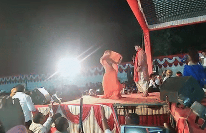 Harsh firing at BJP leader birthday party Bhojpuri singer shot in ballia up