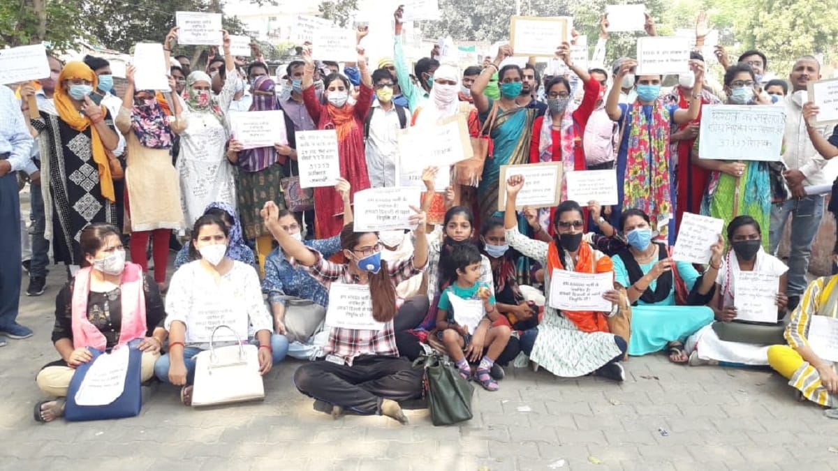 With the help of a plank in the hands, the B.Ed candidates sit on the Shastri Ghat, this request from the Yogi government
