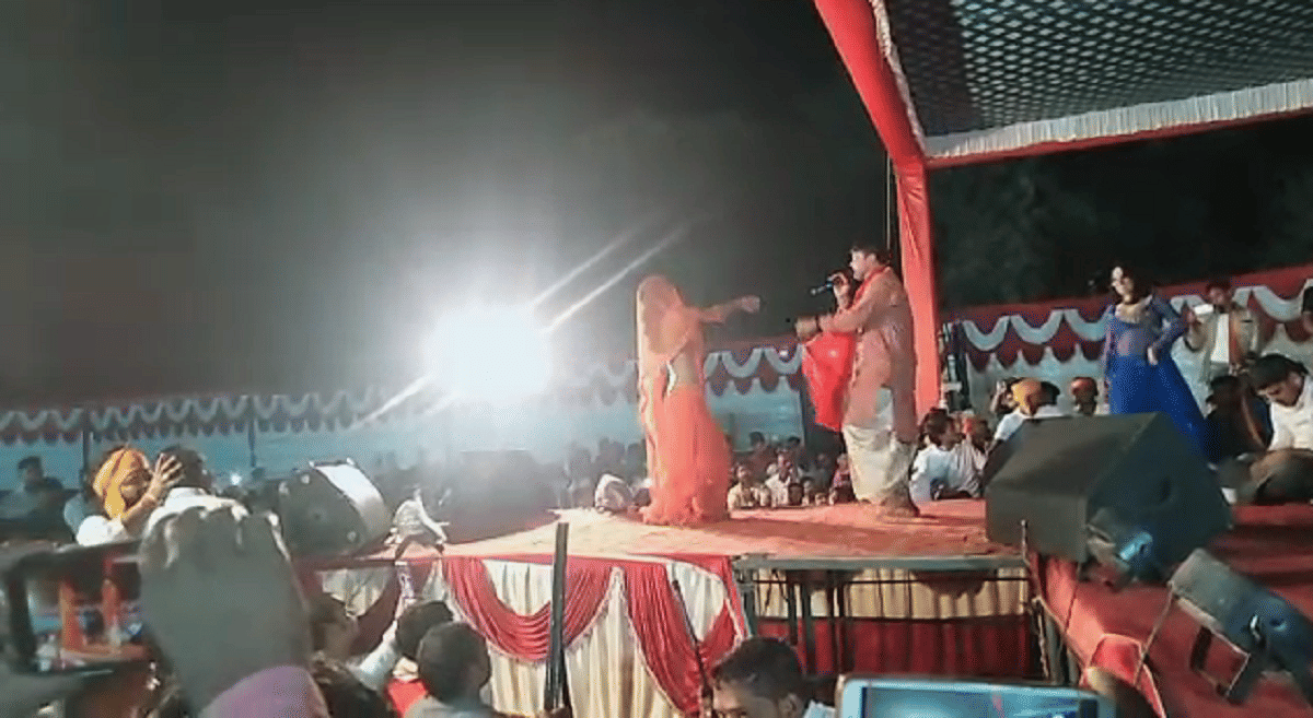 Bhojpuri singer injured in firing gun shot at birthday party program of bjp leader son in ballia up