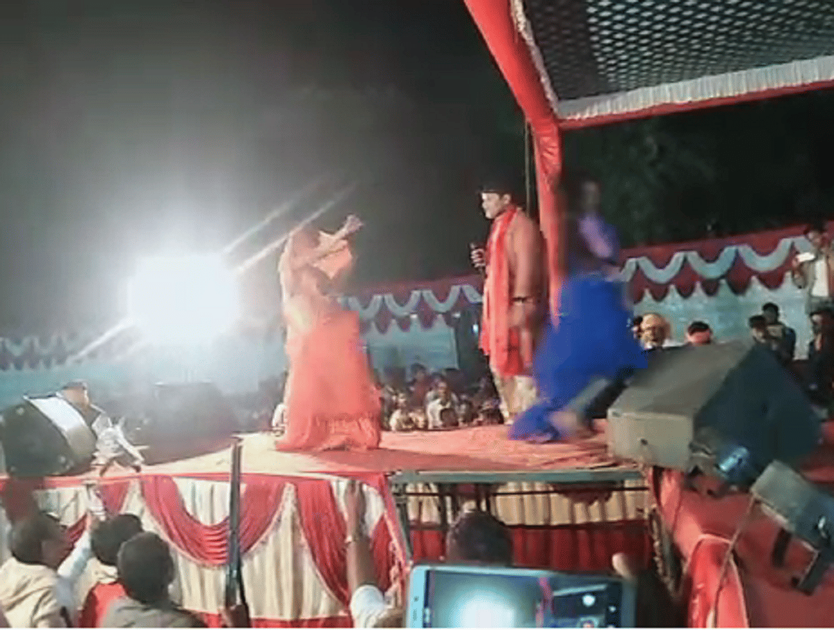 Bhojpuri singer injured in firing gun shot at birthday party program of bjp leader son in ballia up
