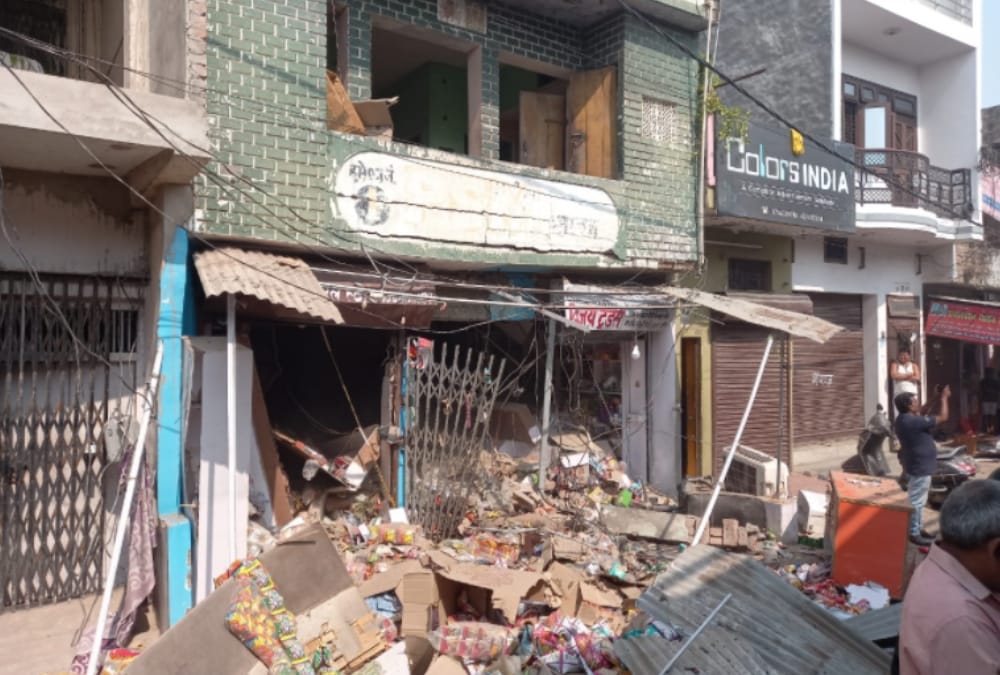 A cylinder blast in a shop in Para Lucknow.