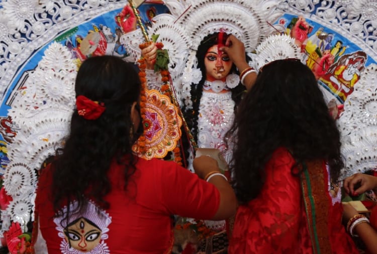 Suhagins immersed mother Durga in Sindoor, Ghaggar river