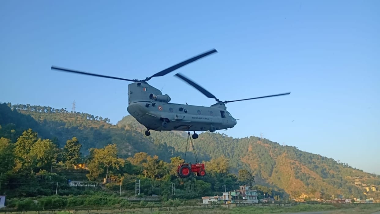 Uttarakhand: Chinook Helicopter Not Delivering Heavy Machines in kedarnath on second Day