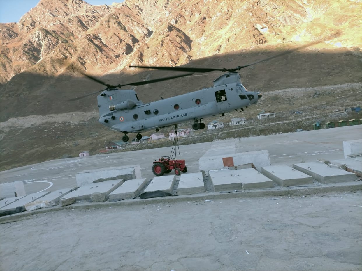 Uttarakhand: Chinook Helicopter Delivering Heavy Machines in kedarnath off to chandigarh