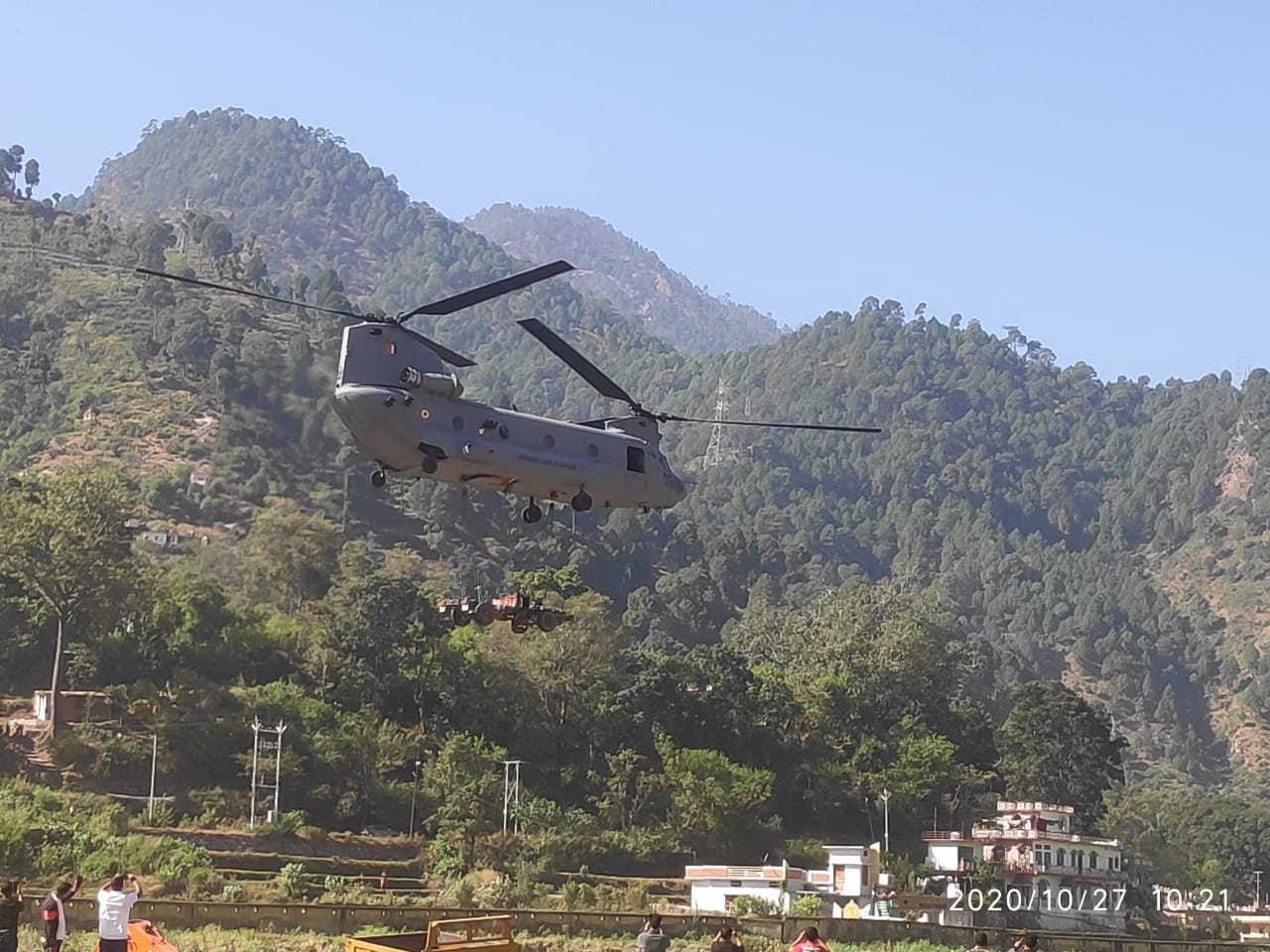 Uttarakhand kedarnath News: Chinook Helicopter Delivering Heavy Machines in kedarnath