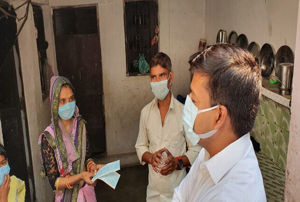 Pm Modi Virtual Dialogue Street Vendor Dm Give Two Lakh Rupees Cheque To Preeti