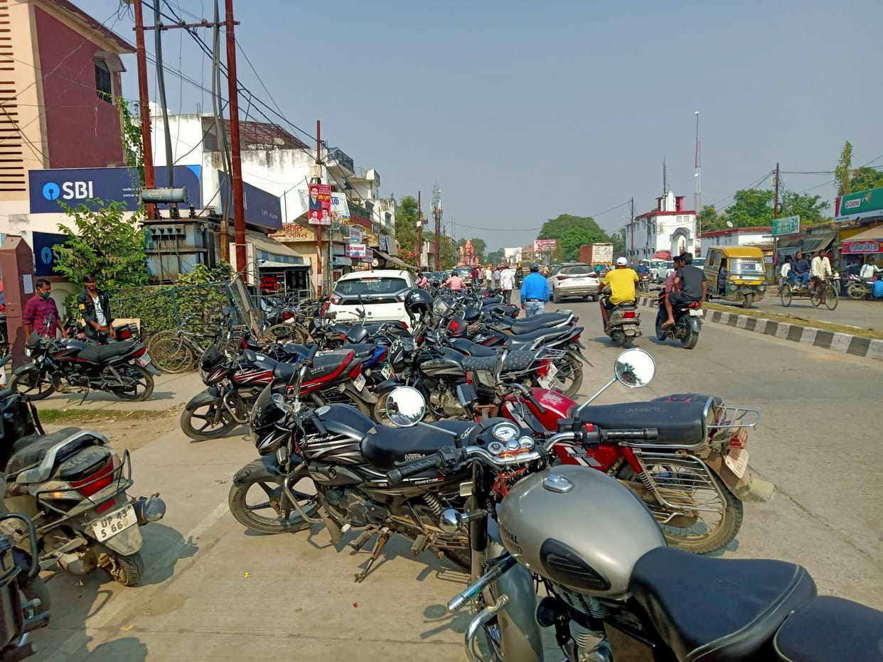 Traffic gets disrupted due to haphazard vehicles