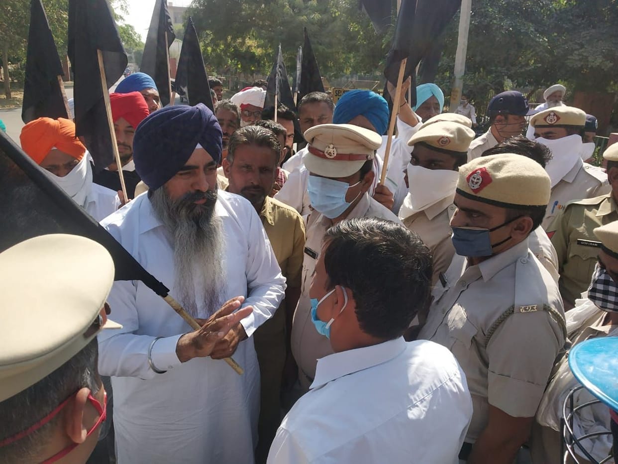 Farmers arrived to show black flag to MP, police stopped