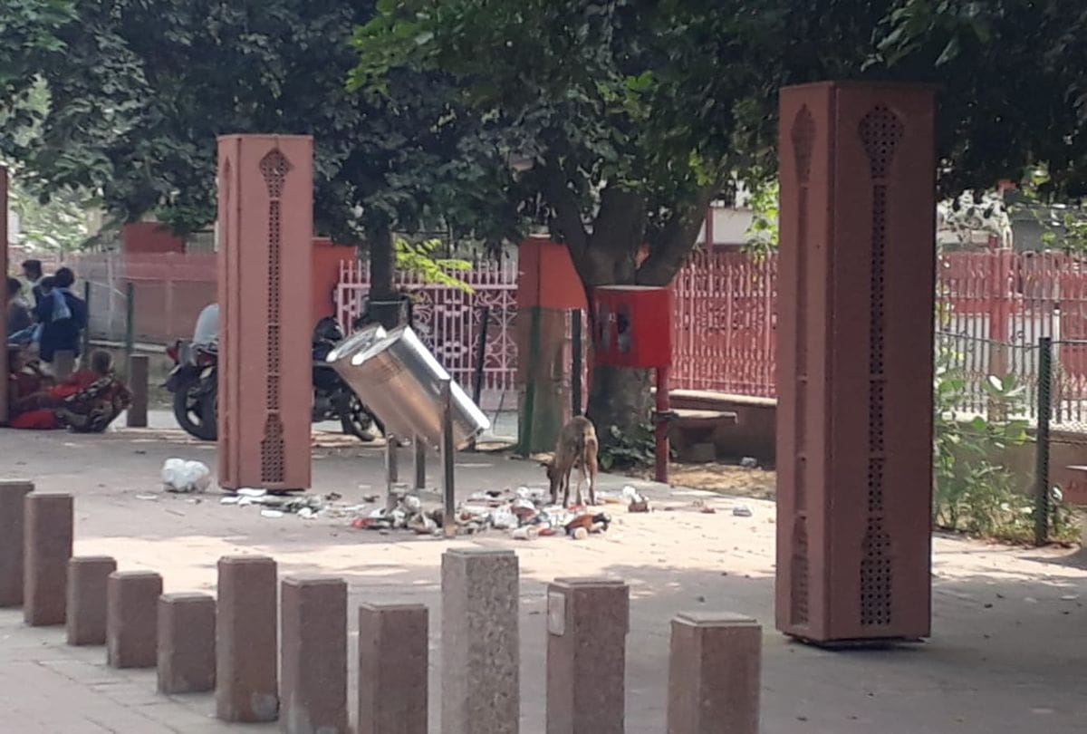 Cleaning Staff Strike Garbage Near Tajmahal