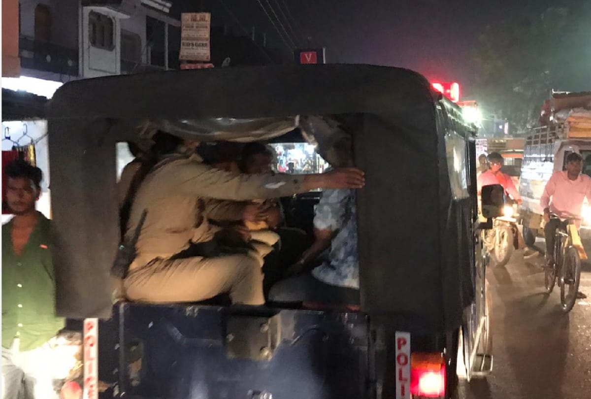 Women and men beaten on road and stoned on police refusing to dispute in gorakhpur