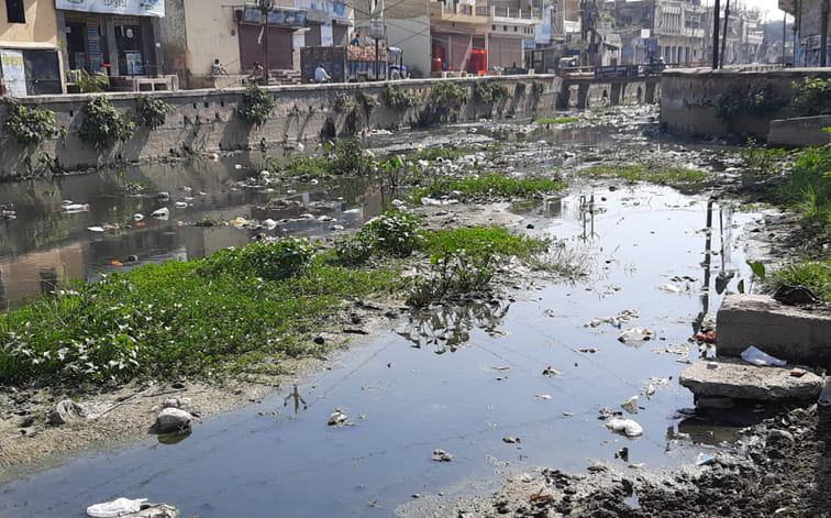 Clean in Pondhoy Shakalpuri, filled with dirt in the city