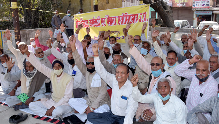 Retired employees protest and submit memorandum