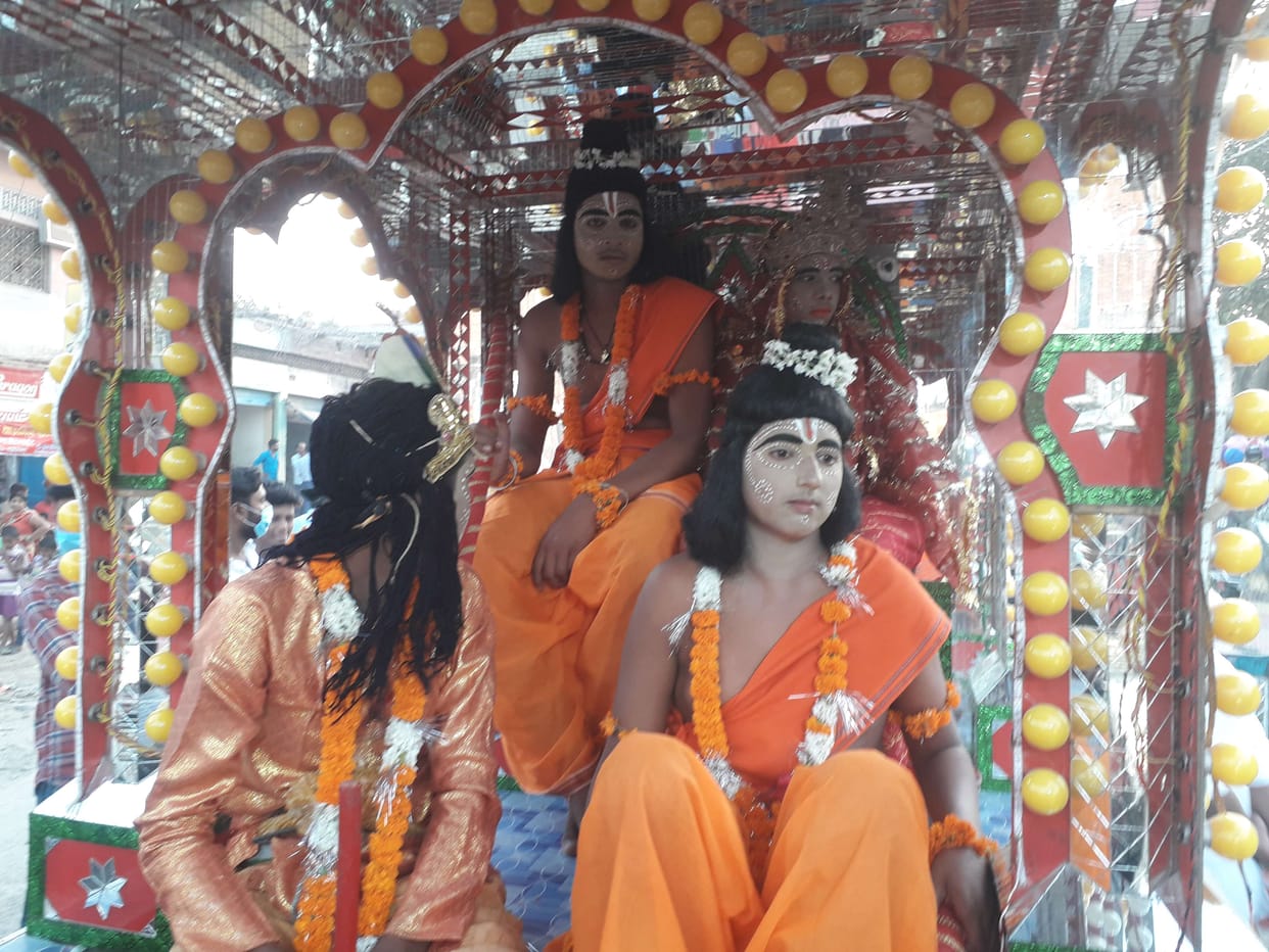 Seeing the meeting of Shri Ram and Bharat, people shed tears