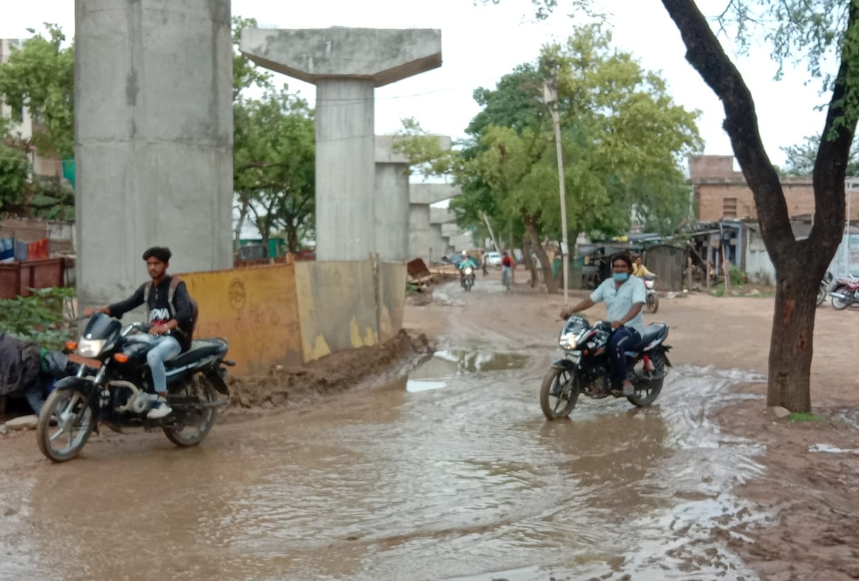servics road contruction pole and tree become barrier
