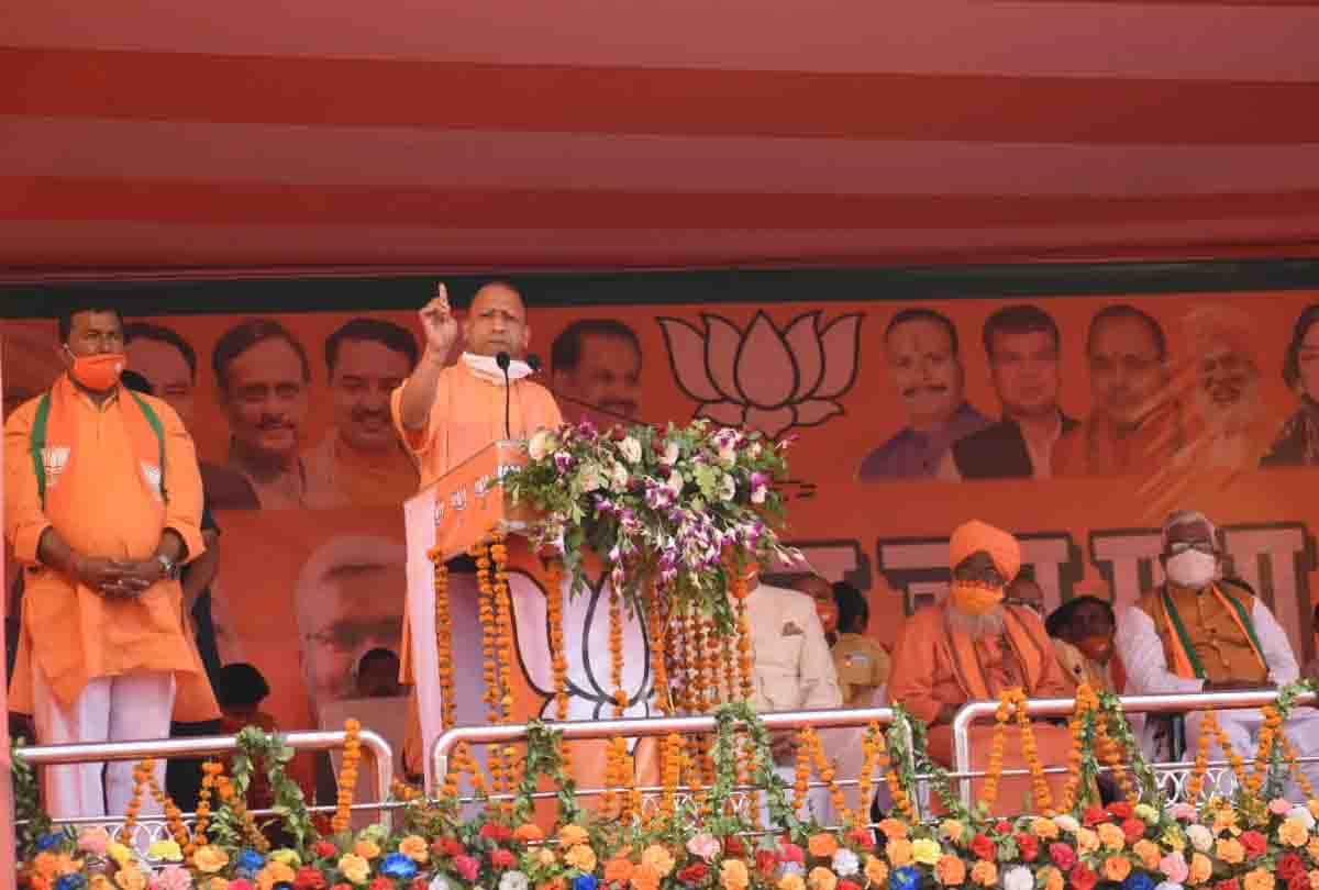 सीएम योगी आदित्यनाथ उन्नाव में चुनावी जनसभा को संबोधित करते हुए