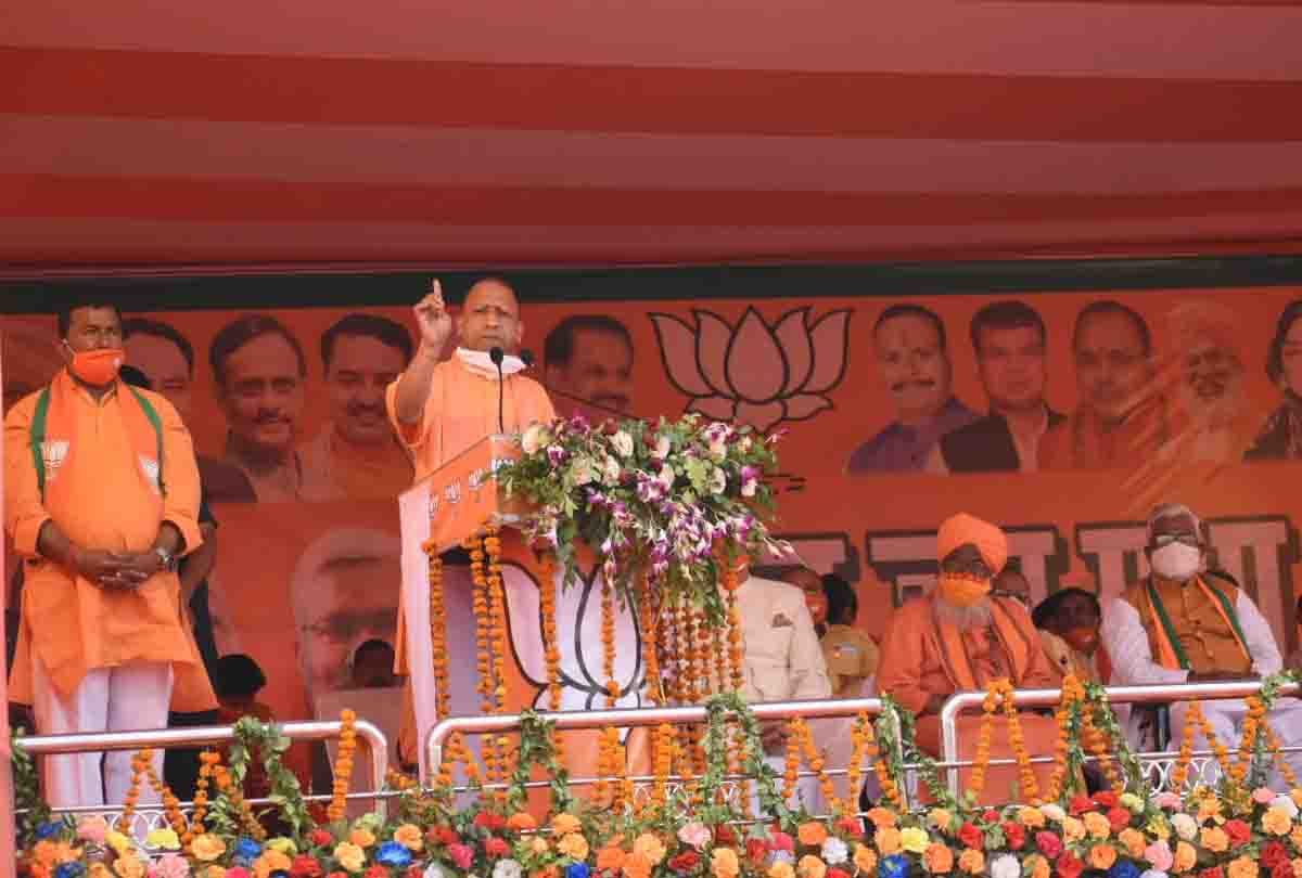 सीएम योगी आदित्यनाथ उन्नाव में चुनावी जनसभा को संबोधित करते हुए