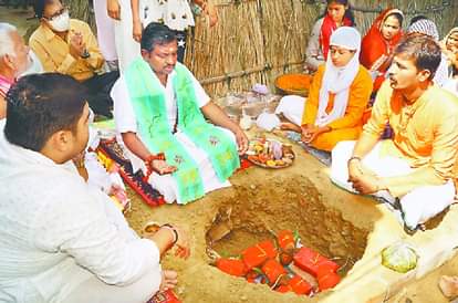 इंद्रेश आश्रम एवं विशाल भारत संस्थान की ओर सेे भूमि पूजन करते लोग।