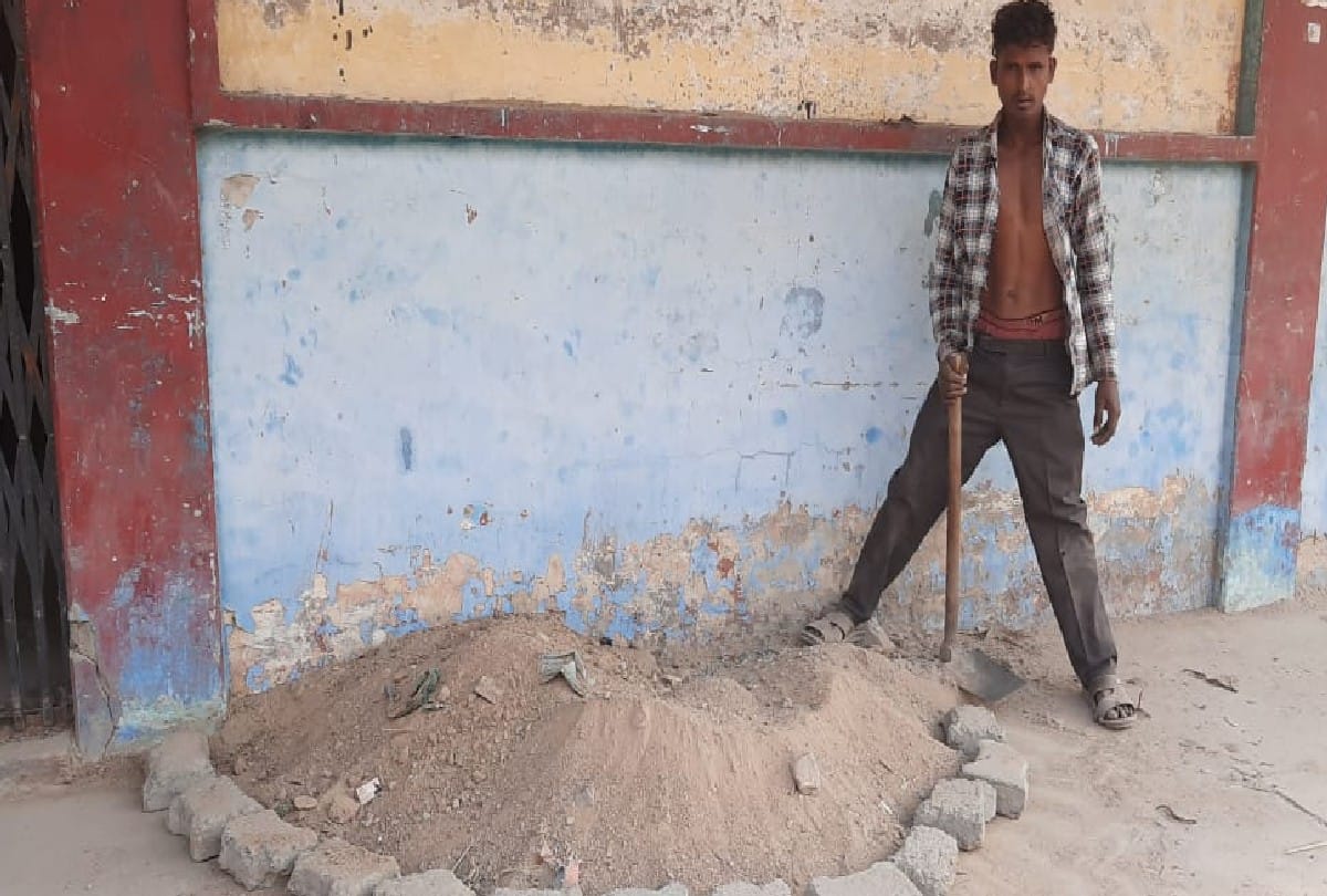 people punished the thief as cleaning the house in mainpuri