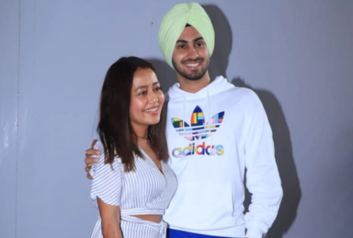 Neha Kakkar Blushed when Paparazzi asked about PAAJI Video Viral on Instagram