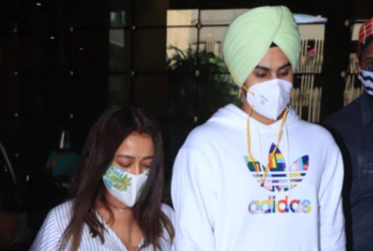 Neha kakkar and rohanpreet singh returns Mumbai after marriage