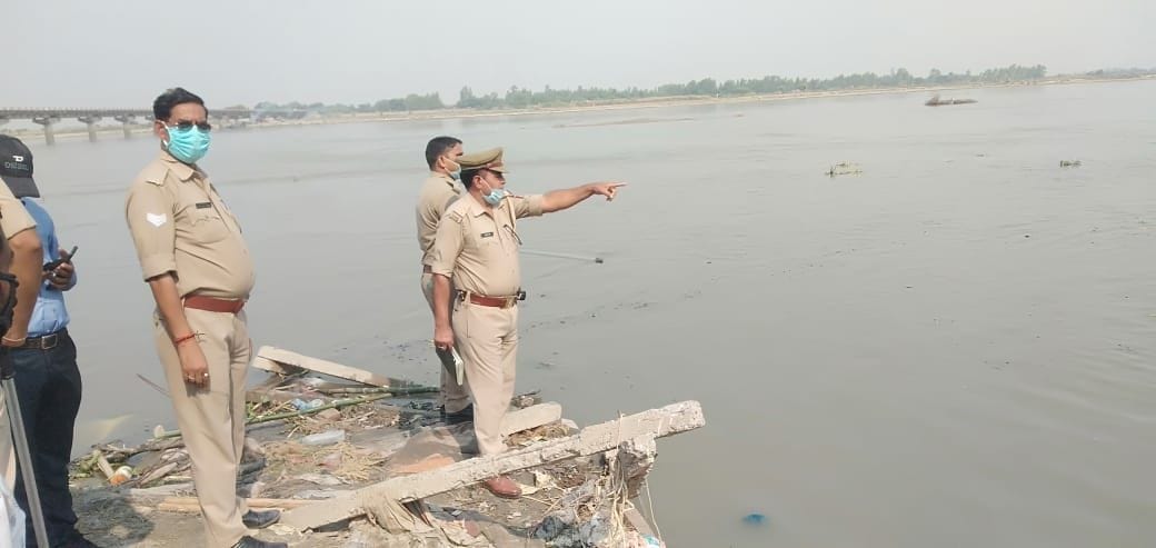 maan ka antim sanskaar karane gae do bhaee ganga mein doobe, ek kee maut