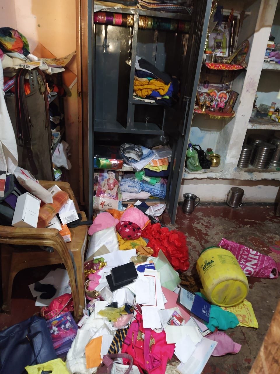 Lakhs stolen from doctor and RTO personnel's house