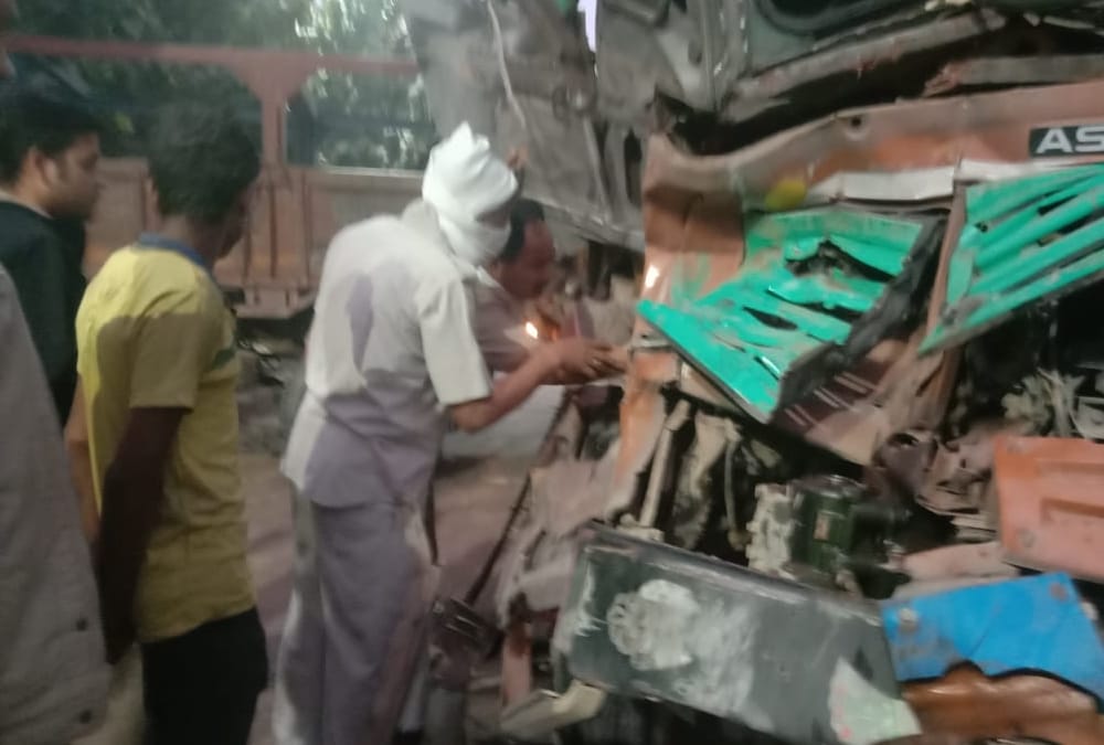 One died and four injured in an accident on shaheed path in Lucknow.