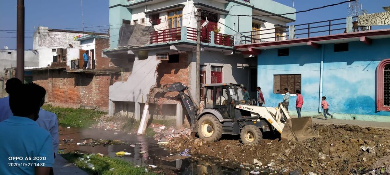 In Tanakpur Road and Entha Nalla, people broke the marked encroachments themselves