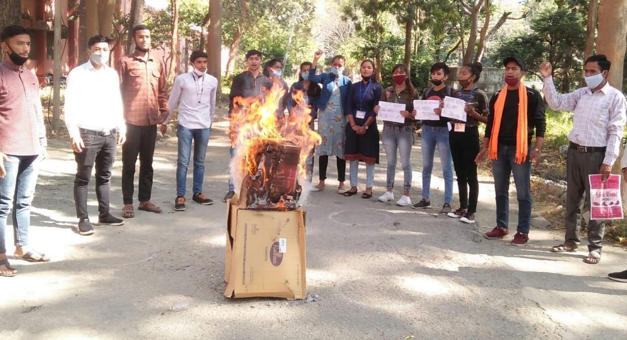ABVP protested against Mehbuba Mufti