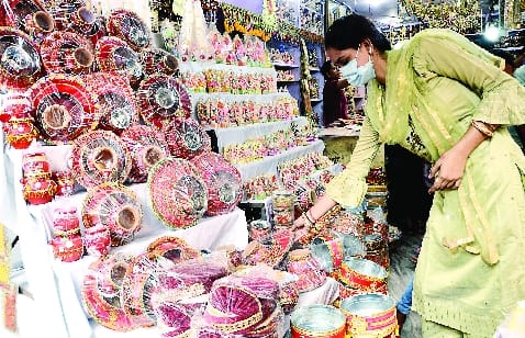 Karwachauth's excitement in the markets .. Crowd increased