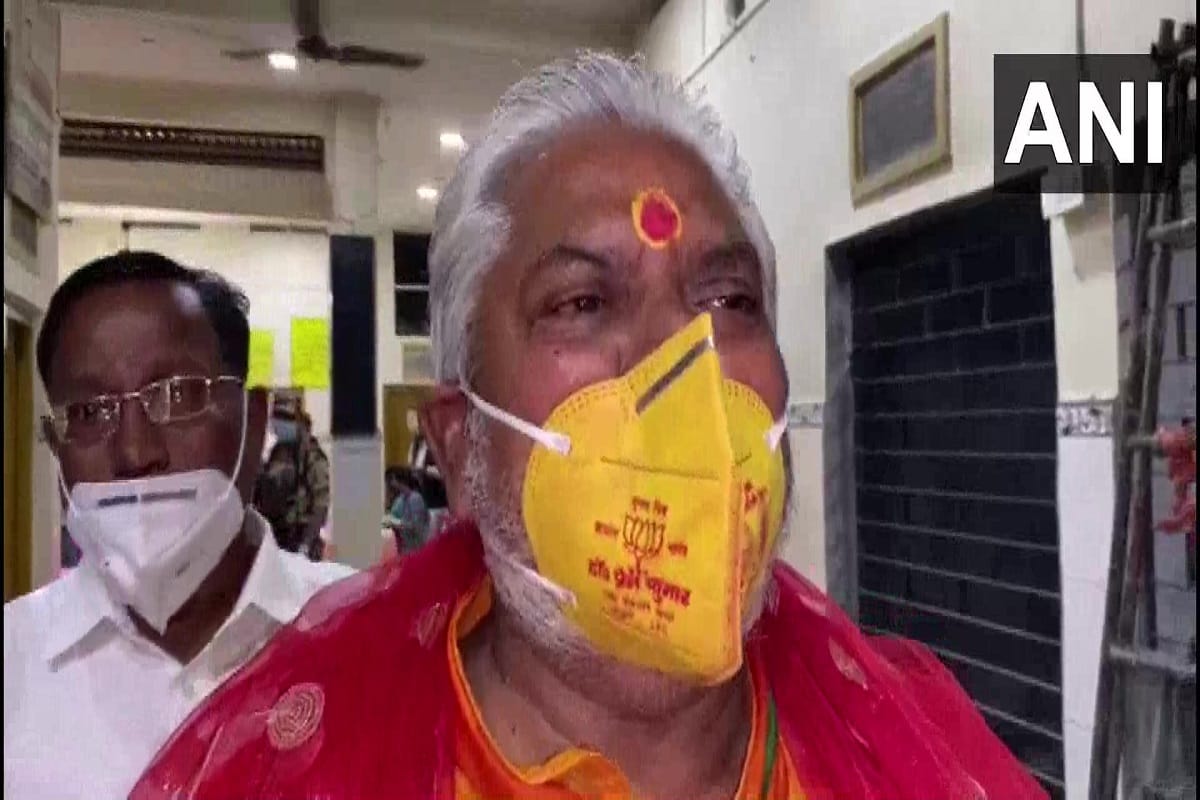 Bihar Election 2020: BJP leader Prem Kumar polling booth in Gaya his vote wearing a mask with his party symbol