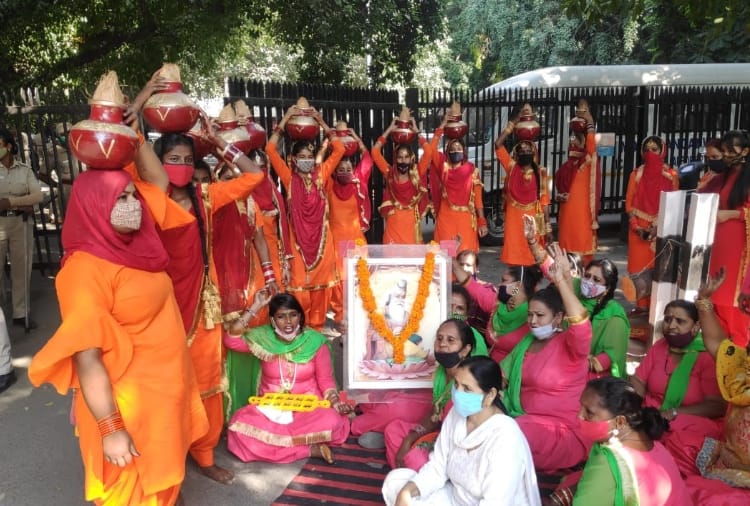 Chandigarh News in Hindi: Woman protest at office of DC in Chandigarh