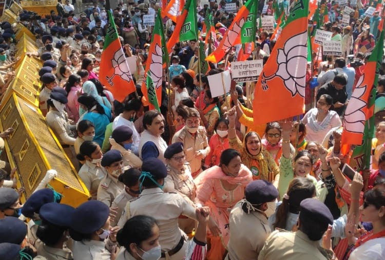 Chandigarh News in Hindi: Punjab BJP Mahila Morcha protest in Chandigarh