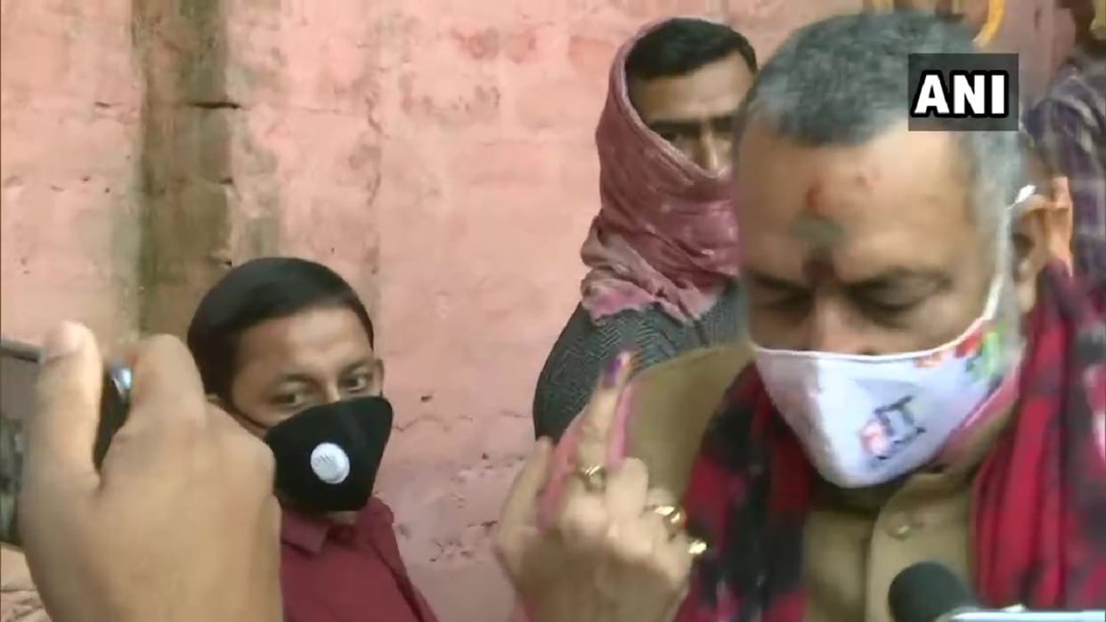 bihar vidhansabha chunav 2020: Union Minister Giriraj Singh arrives to cast vote in Barhiya, problem in EVM