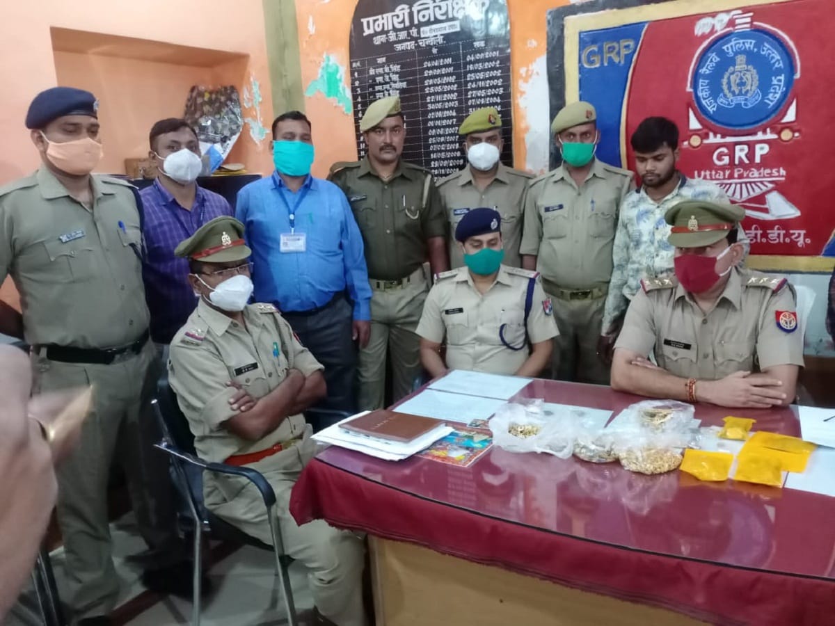 Two arrested with one crore jewels of gold at PDDU Junction in chandauli up