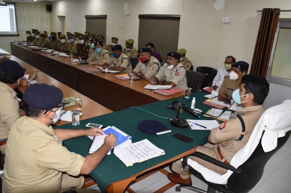 Enspector attached police line