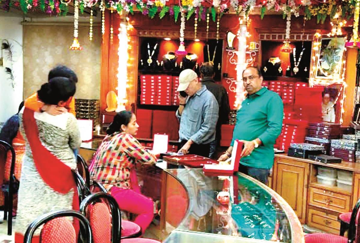 people are buying jewellery for karwa chauth in lucknow