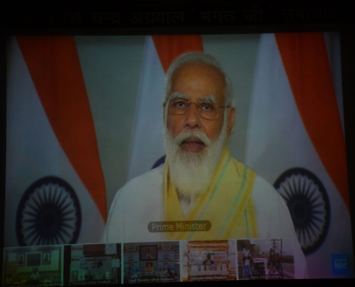 Prime Minister interacts with street vendors