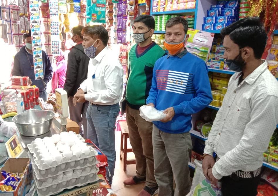Three kg of polythene seized from traders in Kapkot