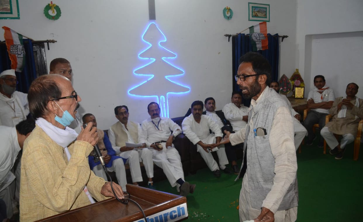 uproar in the meeting of the congress district in charge