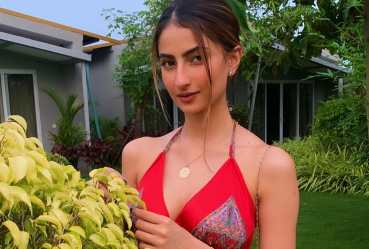 shweta tiwari daughter palak tiwari pose in saree look gorgeous