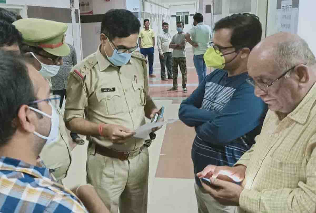 UP: Anarchists threw a shoe at a doctor in a hundred bed hospital in Kannauj