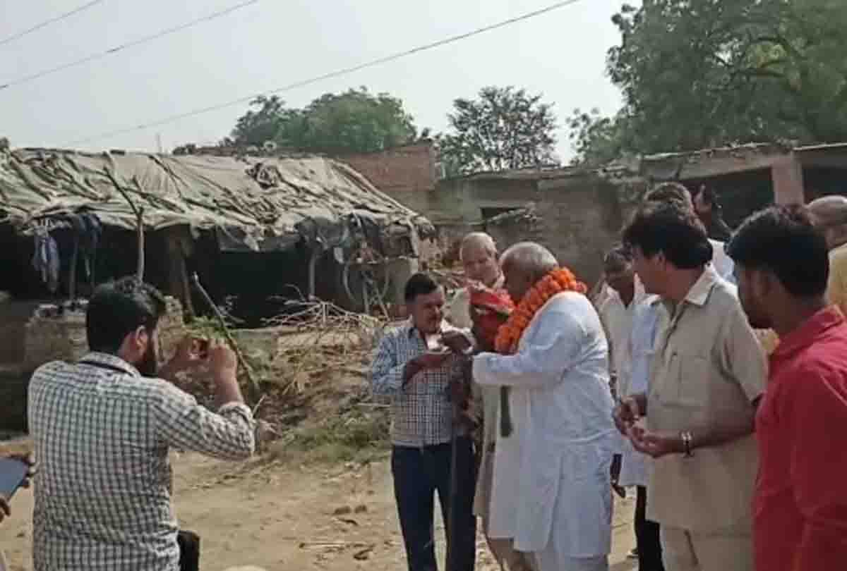 UP: Video of Congress candidate sharing money during public relations in Ghatampur by-election goes viral