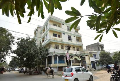 prayagraj news : विधायक विजय मिश्रा का पांच मंजिला भवन।