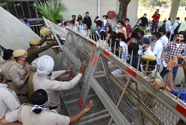 ABVP's ruckus in PU, security cordon broken for conducting entrance examinations in Masters