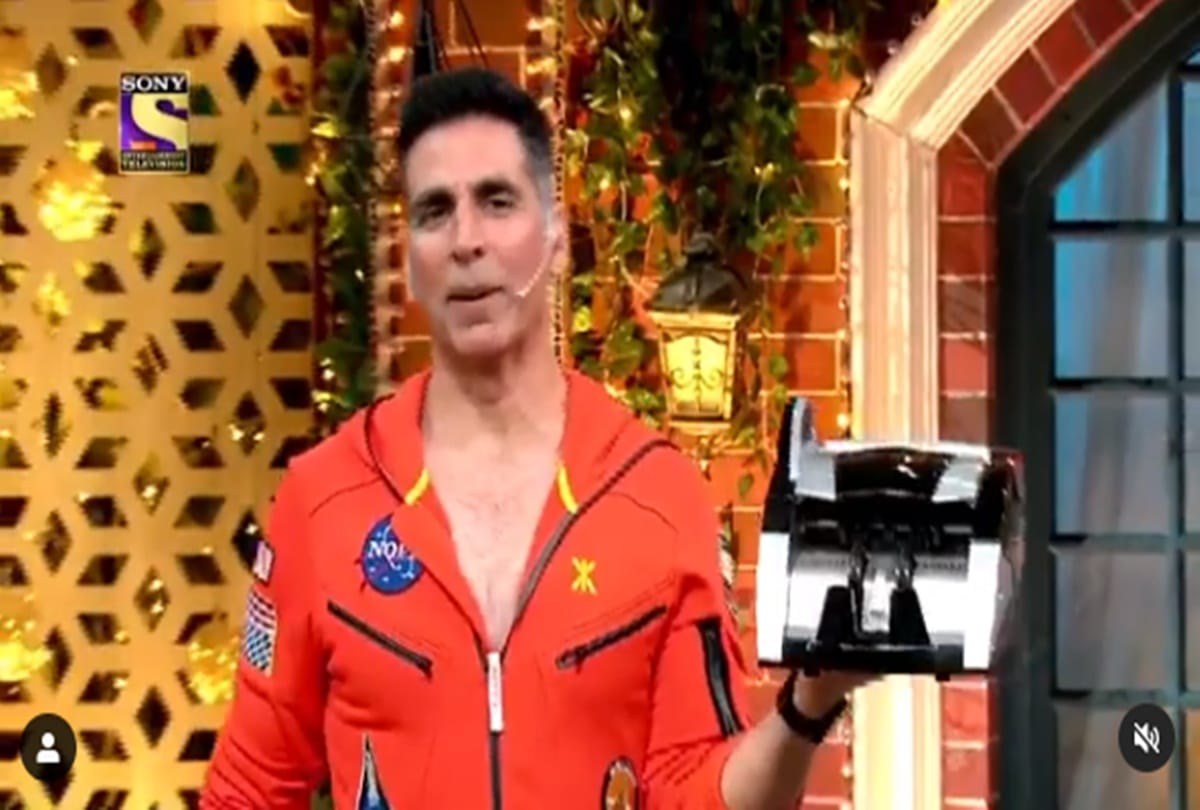 Kapil Sharma Gifts Akshay Kumar a Cash Counting Machine Here Is Actors Reaction