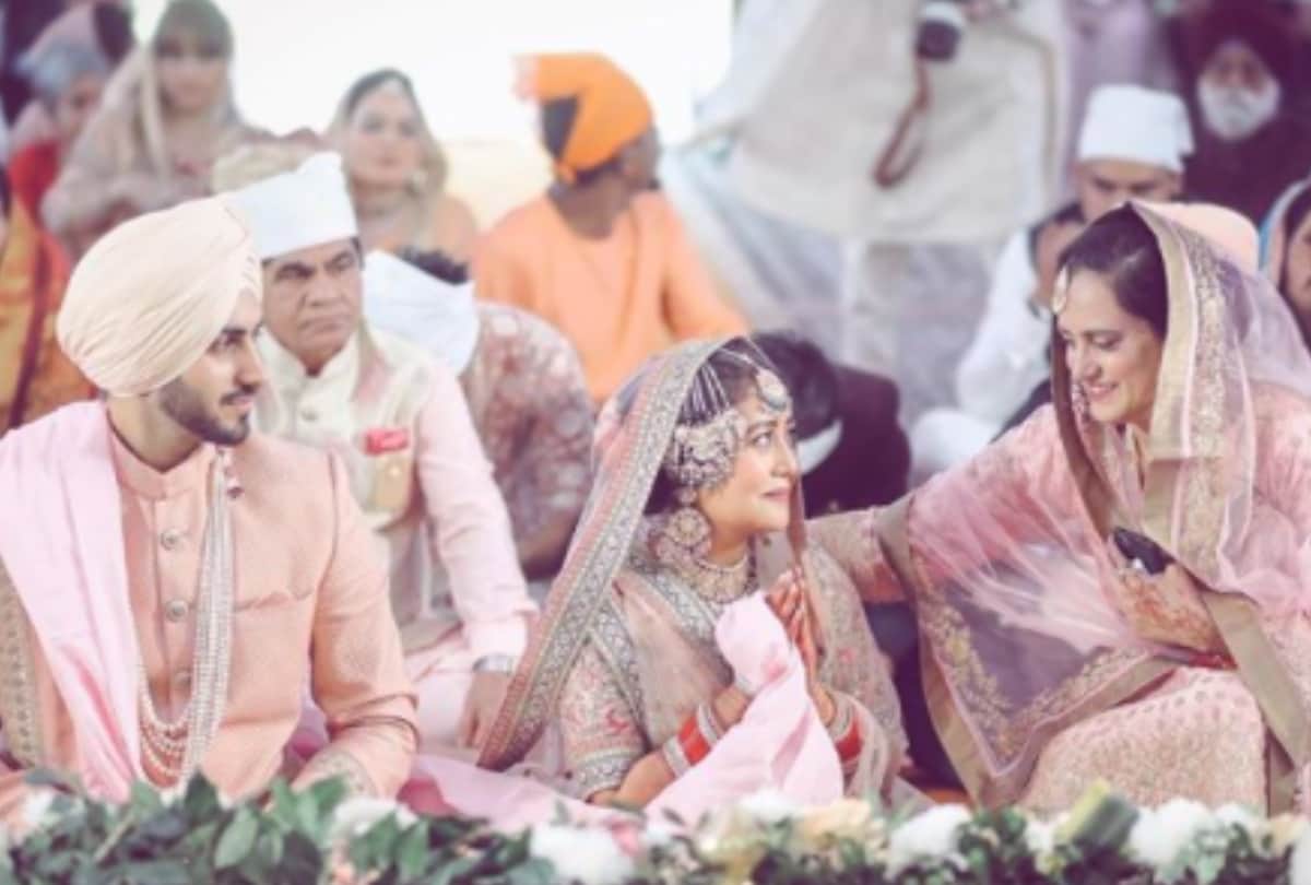 Neha kakkar marriage photo with mother in law shown care